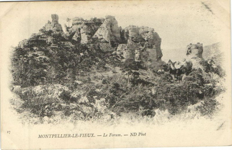 Carte postale ancienne Montpellier-le-Vieux - Le Forum