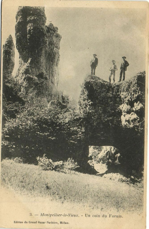Carte postale ancienne Montpellier-le-Vieux - Un coin du Forum