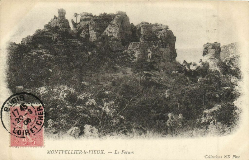 Carte postale ancienne Montpellier-le-Vieux - Le Forum