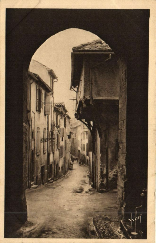 Carte postale ancienne Millau - Rue du Voultre maisons du Xiv. s. à Millau