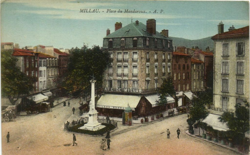 Carte postale ancienne Millau - Place du Mandaroux à Millau