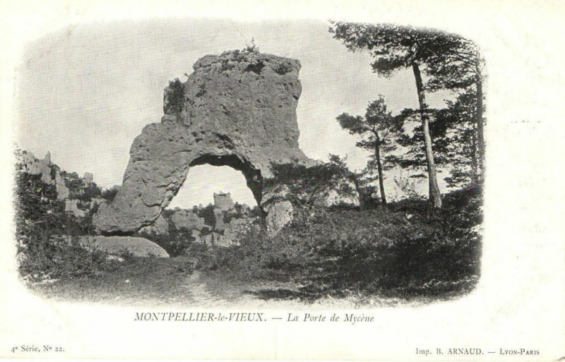 Carte postale ancienne Millau - La Porte de Mycéne à Millau