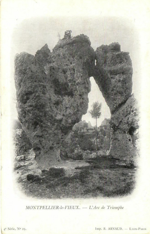 Carte postale ancienne Millau - L'Arc de Triomphe à Millau