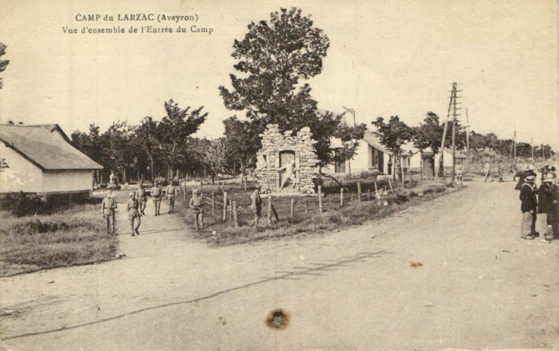 Carte postale ancienne Camp du Larzac - Vue d'ensemble de l'Entrée du Camp