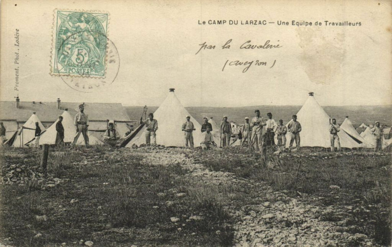 Carte postale ancienne Camp du Larzac - Une Equipe de Travailleurs