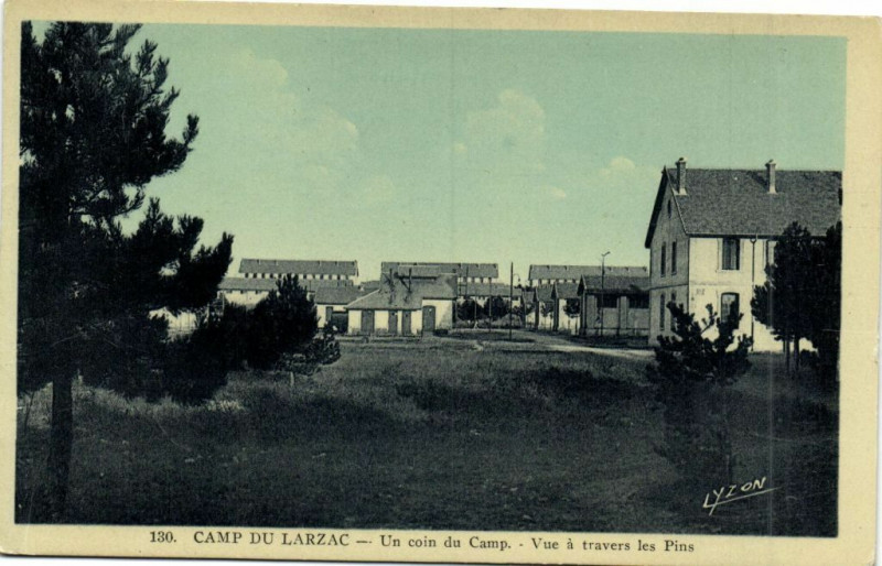 Carte postale ancienne Camp du Larzac - Un coin du Camp