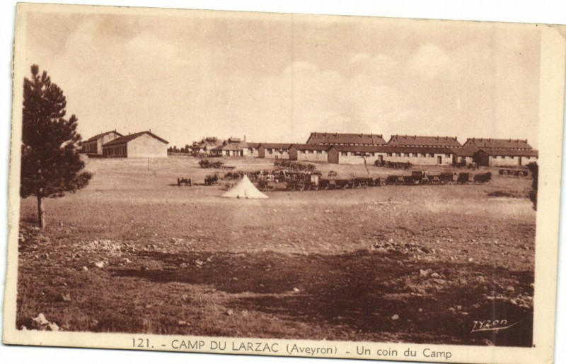 Carte postale ancienne Camp du Larzac - Un coin du Camp
