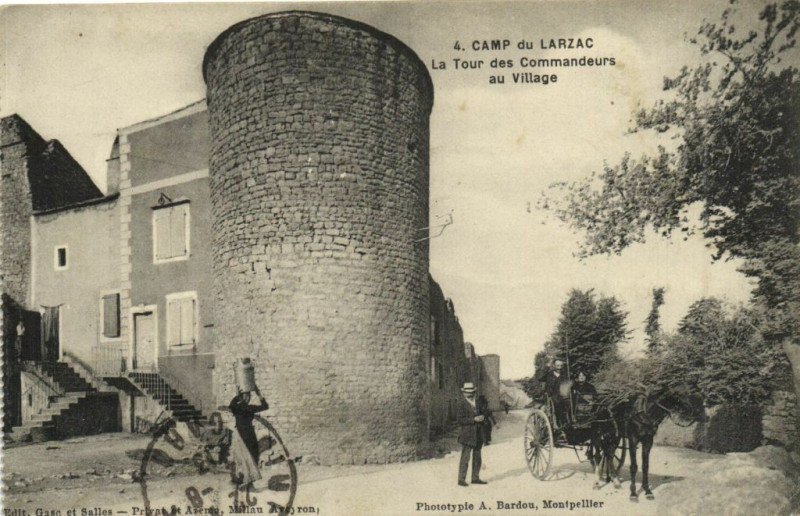 Carte postale ancienne Camp du Larzac - La Tours des Commandeurs au Village