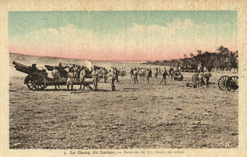 Carte postale ancienne Camp du Larzac - Batteries de 155 courts en action