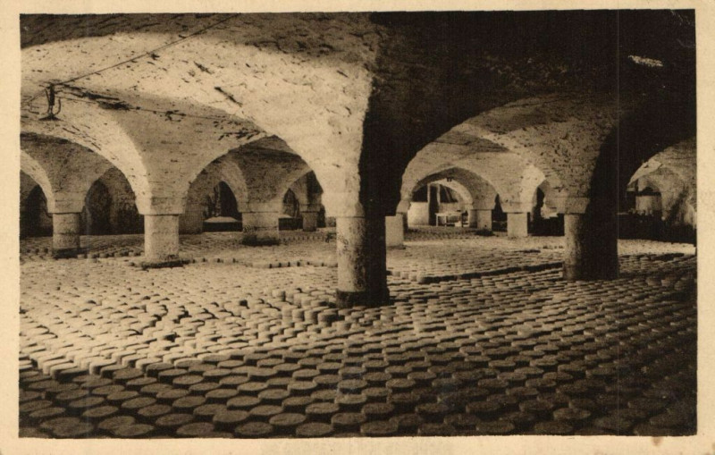Carte postale ancienne Roquefort - Caves Basses