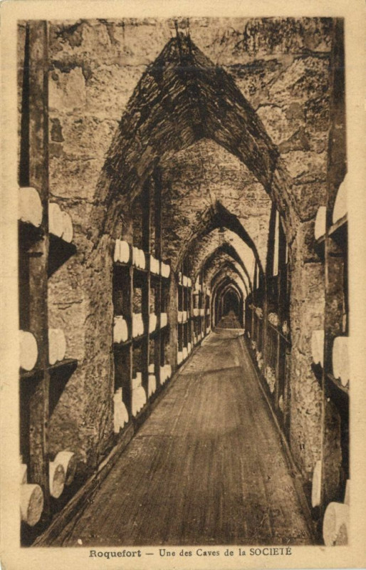 Carte postale ancienne Roquefort - Une des Caves de la Société