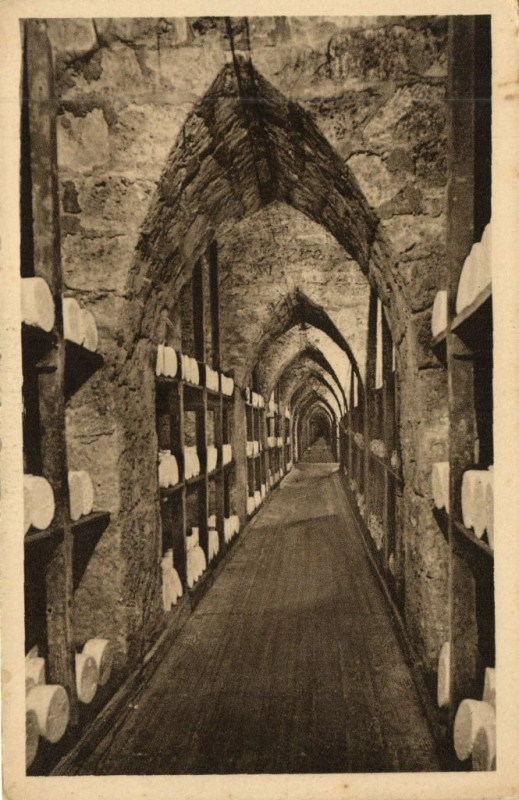 Carte postale ancienne Roquefort - Cave Carriére