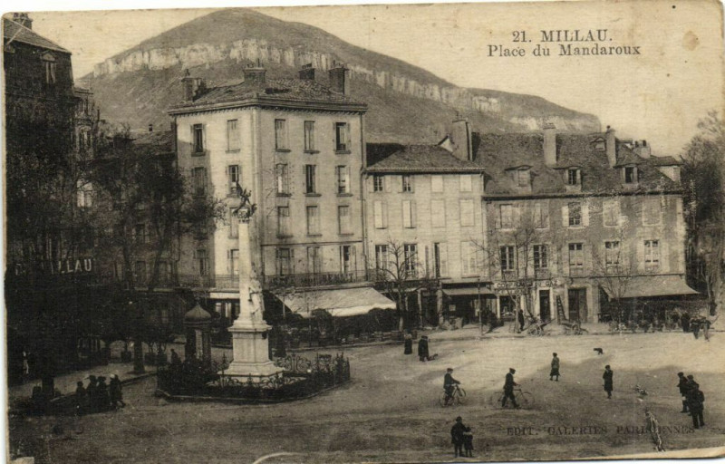 Carte postale ancienne Millau - Place du Mandaroux à Millau