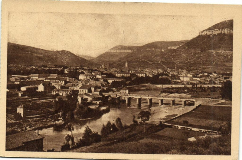 Carte postale ancienne Millau - Vue générale et Vallée du Tarn à Millau