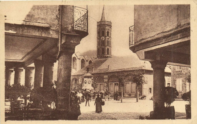 Carte postale ancienne Millau - Vieilles Colonnades et Notre-Dame à Millau