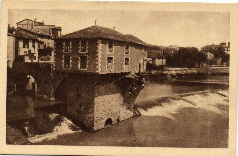 Carte postale ancienne Millau - Le Vieux Moulin et le Quai la Mégisserie à Millau