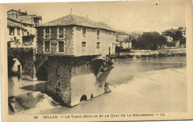 Carte postale ancienne Millau - Le Vieux Moulin et le Quai de la Mégisserie à Millau