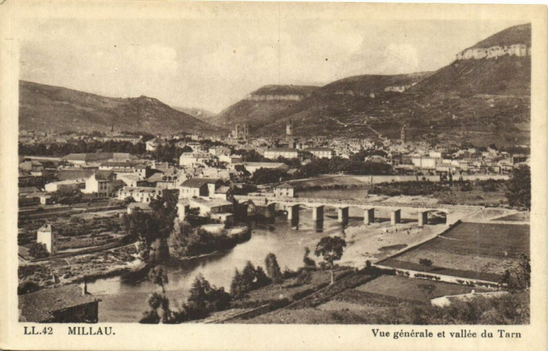 Carte postale ancienne Millau - Vue générale et vallée du Tarn à Millau