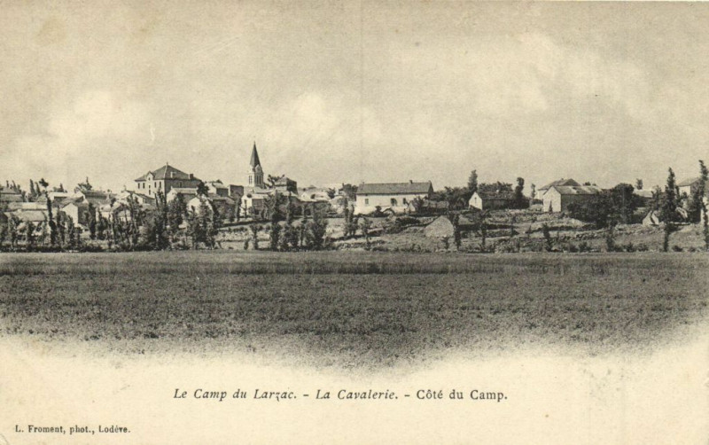 Carte postale ancienne Le Camp du Larzac - La Cavalerie - Coté du Camp à La Cavalerie