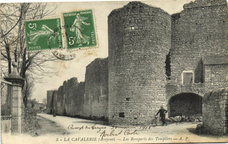 Carte postale ancienne La Cavalerie - Les Remparts des Templiers à La Cavalerie