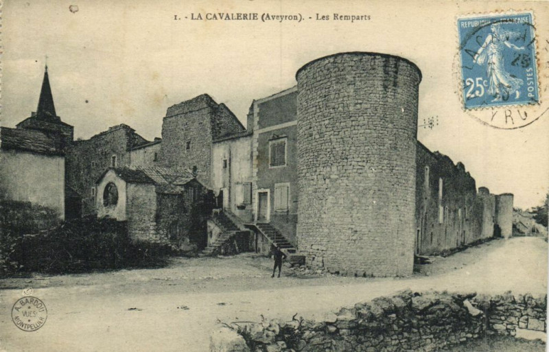 Carte postale ancienne La Cavalerie - Les Remparts à La Cavalerie