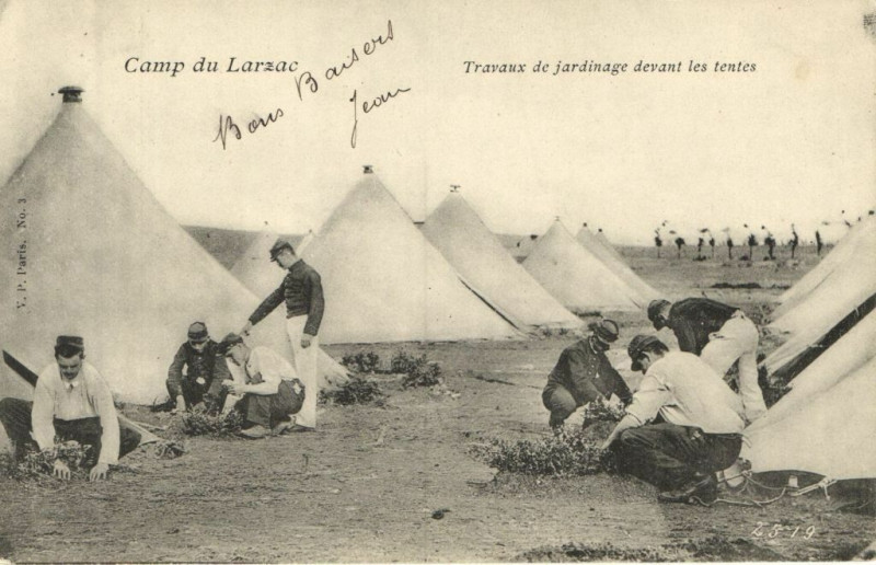 Carte postale ancienne Camp du Larzac - Travaux de jardinage devant les tentes