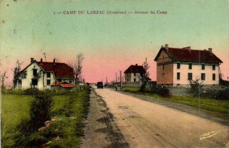 Carte postale ancienne Camp du Larzac - Avenue du Camp