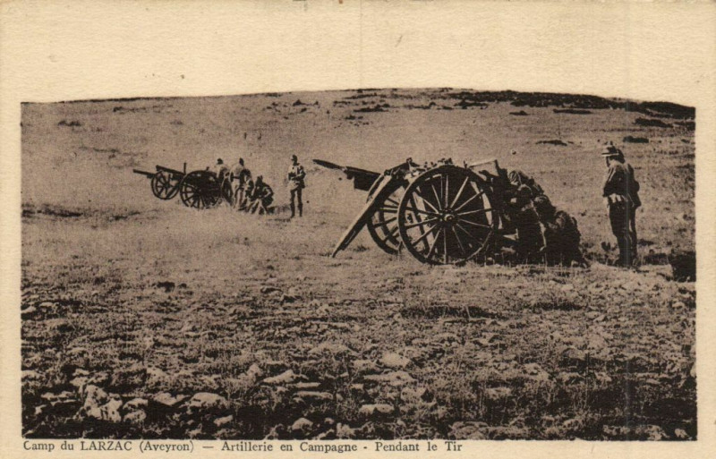 Carte postale ancienne Camp du Larzac - Artillerie en Campagne