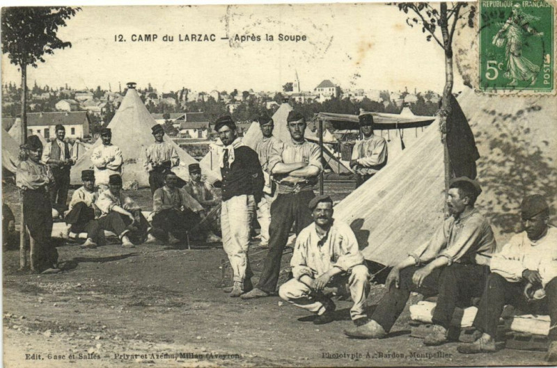 Carte postale ancienne Camp du Larzac - Aprés la Soupe