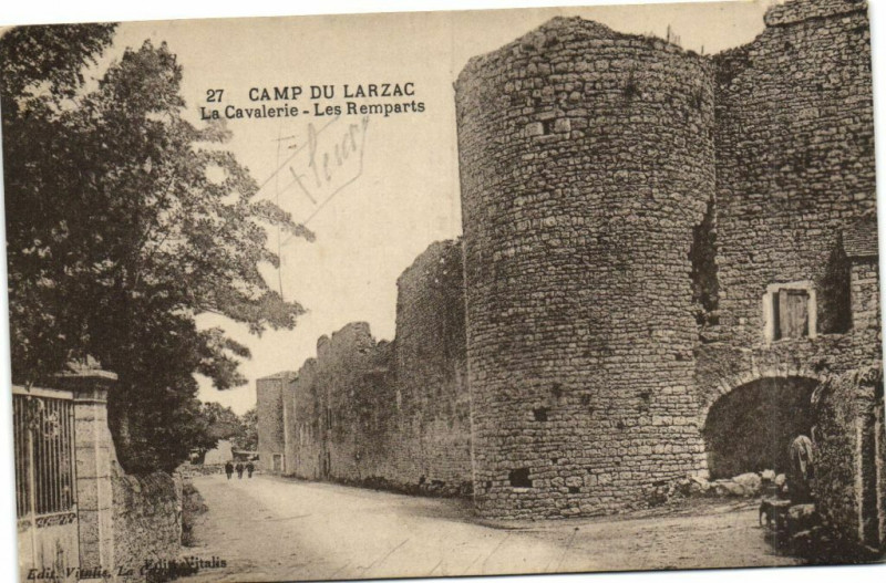 Carte postale ancienne Le Camp du Larzac - La Cavalerie - Les Remparts à La Cavalerie