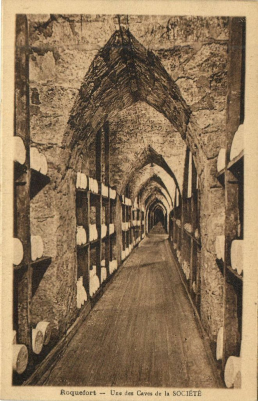 Carte postale ancienne Roquefort - Une des Caves de la Societé