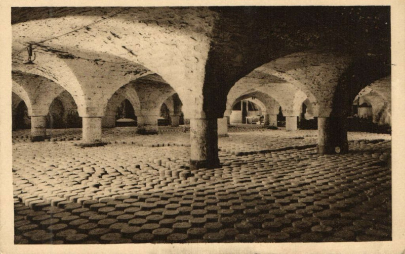 Carte postale ancienne Roquefort - Caves Basses - Un saloir