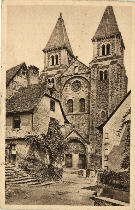 Carte postale ancienne Conques - L'Eglise (Xi siécle) La Facade