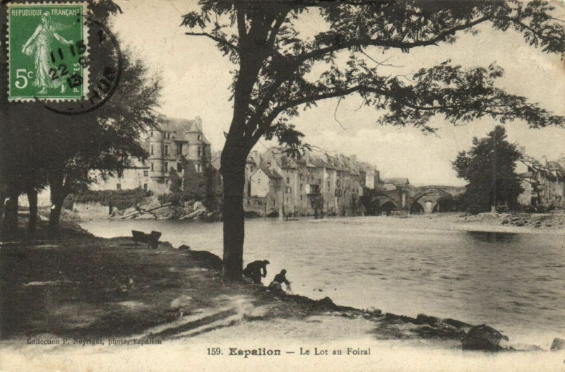 Carte postale ancienne Espalion Le Lot au Foiral à Espalion