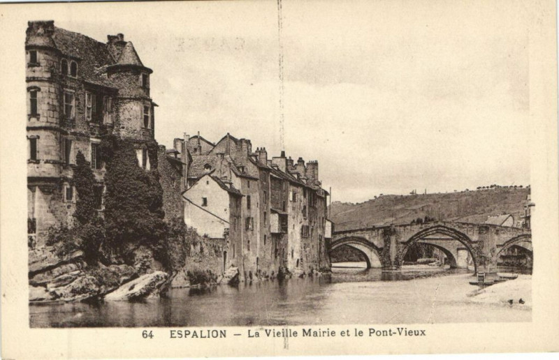 Carte postale ancienne Espalion - La Vieille Mairie et le Pont-Vieux à Espalion
