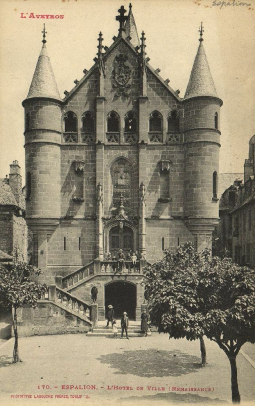 Carte postale ancienne Espalion - L'Hotelde Ville (Renaissance) à Espalion