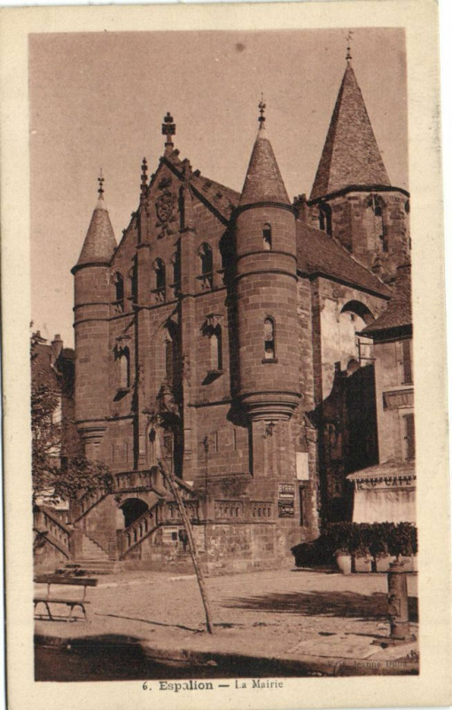 Carte postale ancienne Espalion - La Mairie à Espalion