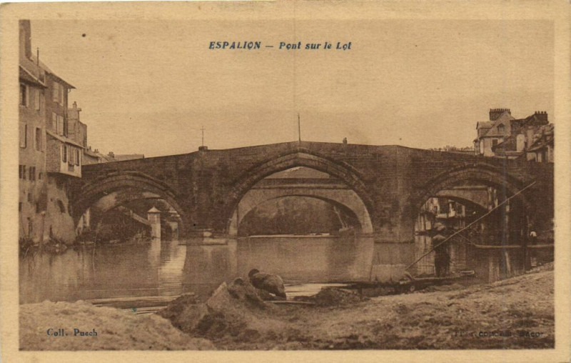 Carte postale ancienne Espalion - Pont sur le Lot à Espalion