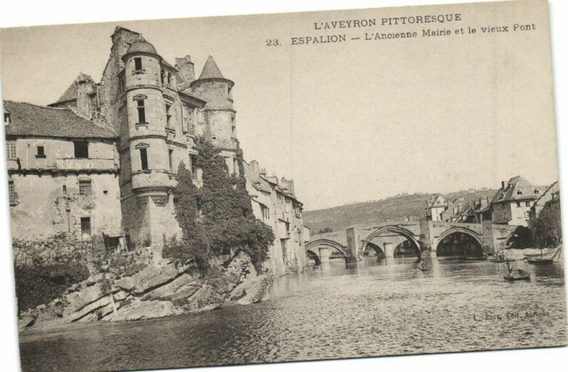 Carte postale ancienne L'Aveyron Pittoresqur Espalion - L'Ancienne Mairie et le vieux Pont à Espalion