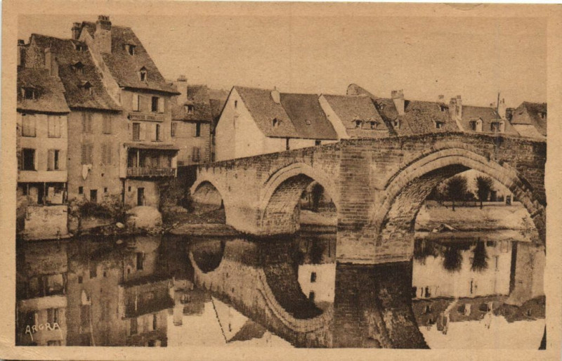 Carte postale ancienne Espalion Le Pont gothique du Xiii siécle à Espalion