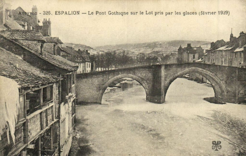 Carte postale ancienne Espalion - Le Pont Gothique sur le Lot pris par les glaces .. à Espalion