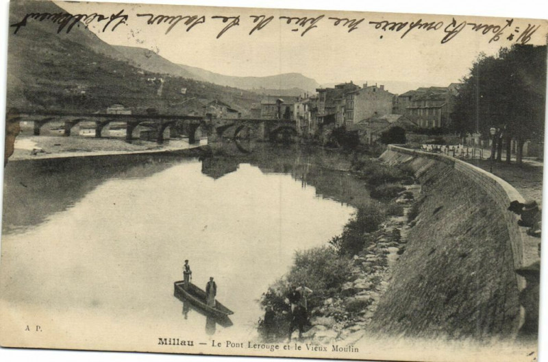 Carte postale ancienne Millau - Le Pont Lerouge et le Vieux Moulin à Millau