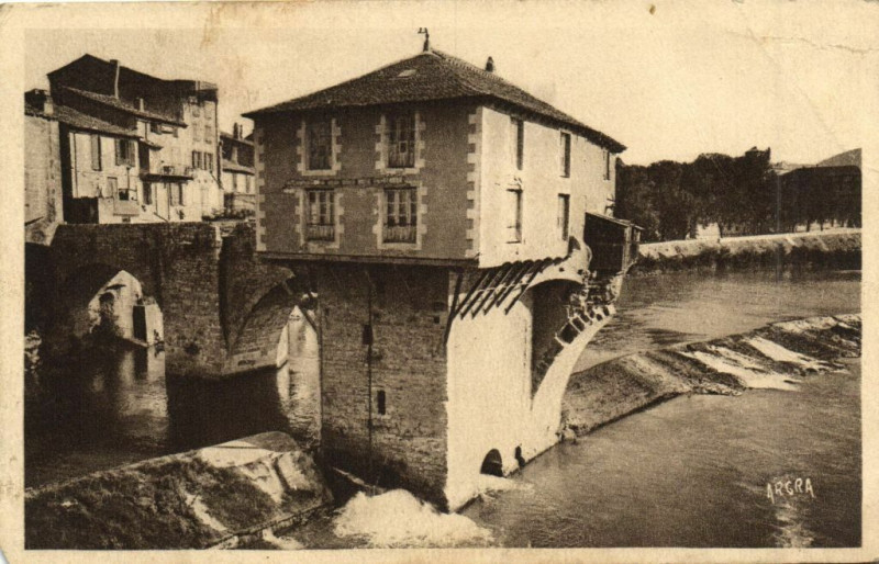 Carte postale ancienne Millau - Pont - Le Vieux Moulin sur une Arche du pont... à Millau