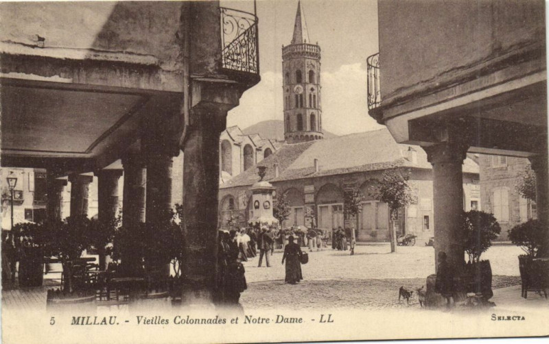 Carte postale ancienne Millau - Vieilles Colonnades et Notre-Dame à Millau