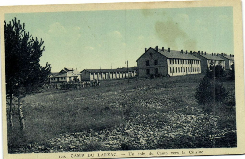 Carte postale ancienne Camp du Larzac - Un Coin du Camp vers la Cuisine