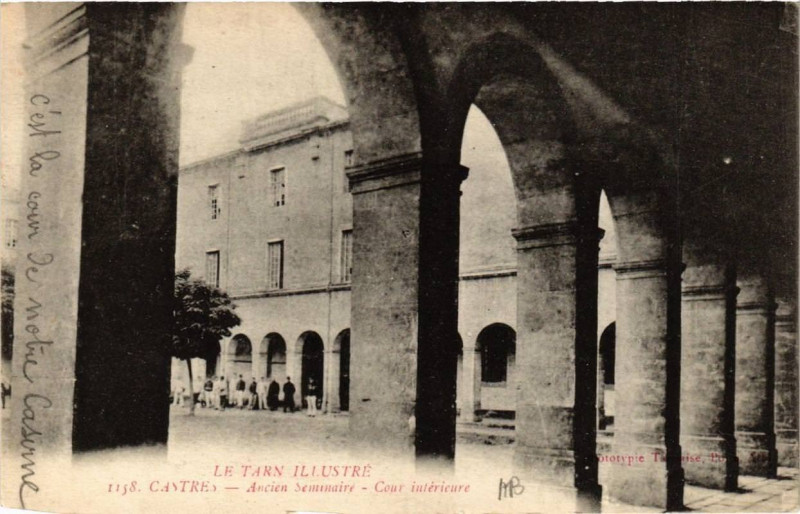 Carte postale ancienne Castres Ancien Semmaire - Cour Intérieure à Castres