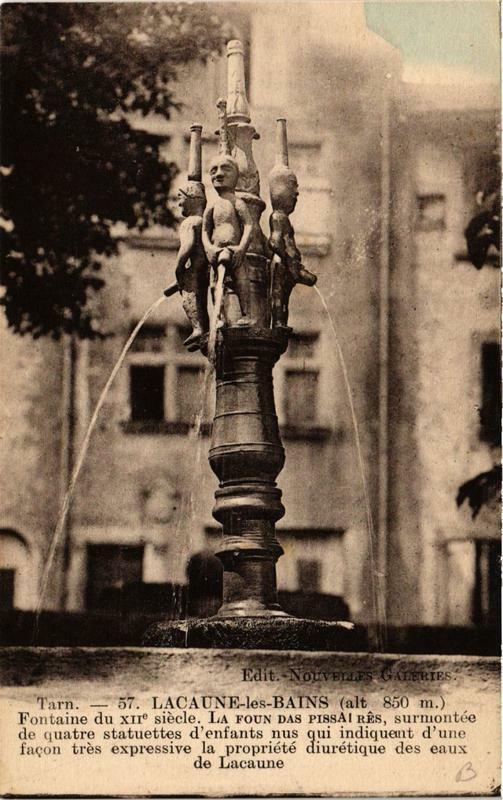 Carte postale ancienne Lacaune-les-Bains Fontaine du XIIe siecle à Lacaune
