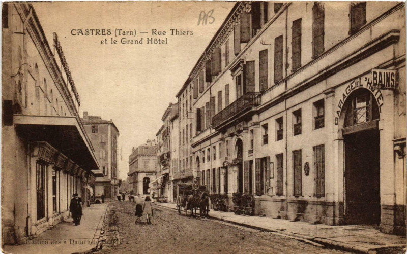 Carte postale ancienne Castres Rue Thiers et le Grand Hotel à Castres