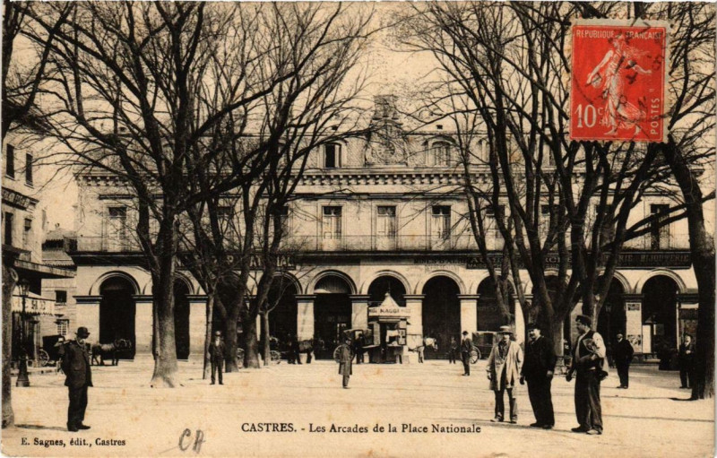 Carte postale ancienne Castres Les Arcades de la Place Nationale à Castres