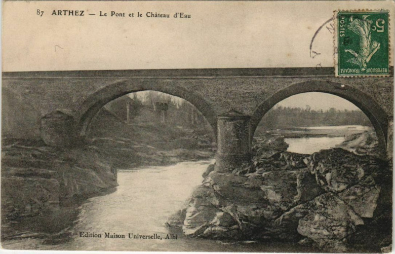 Carte postale ancienne Arthez Le Pont et le Chateau d'Eau
